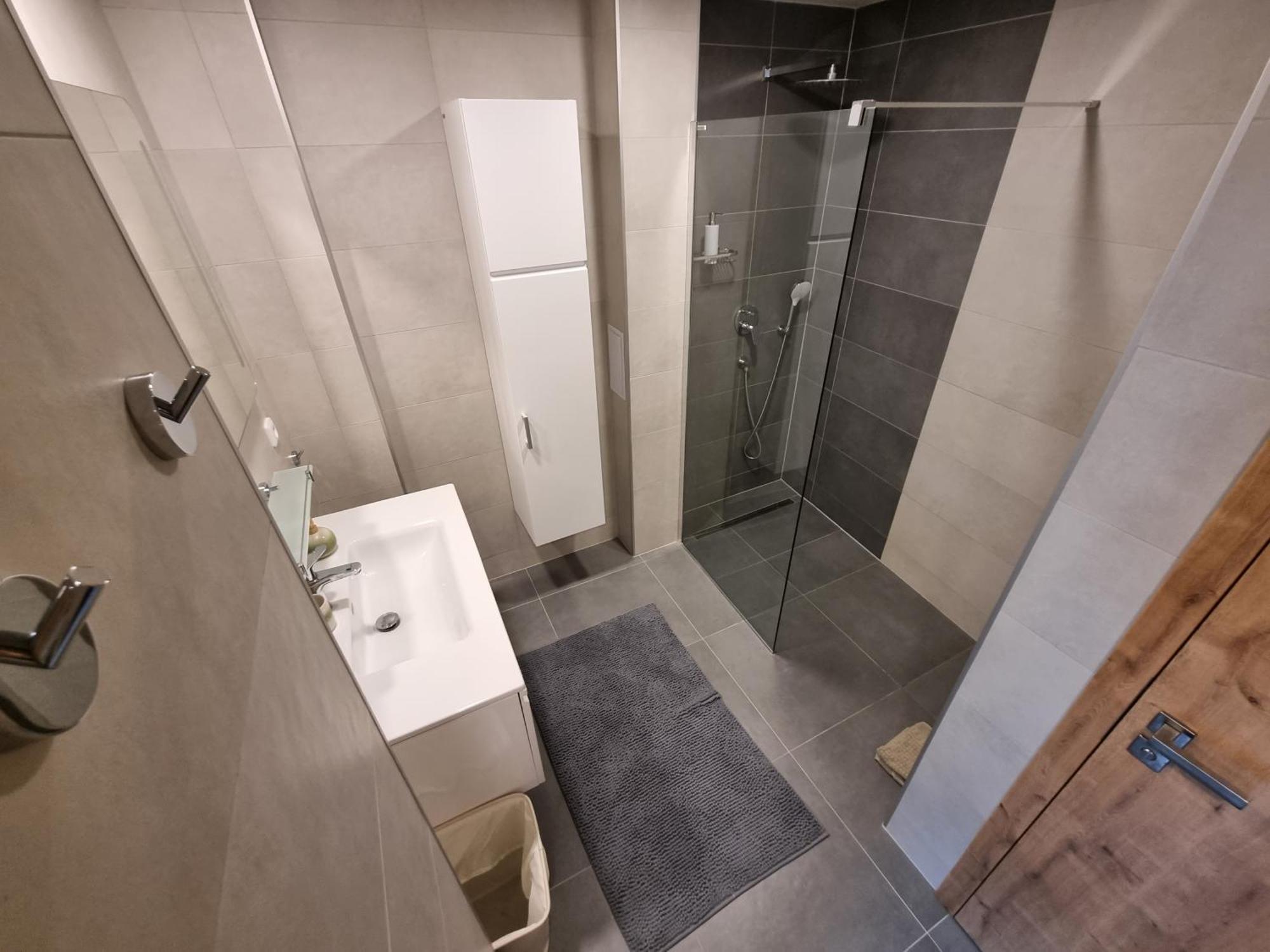 Moderni Podkrovni 2kk U Namesti S Klimatizaci Apartament Hradec Králové