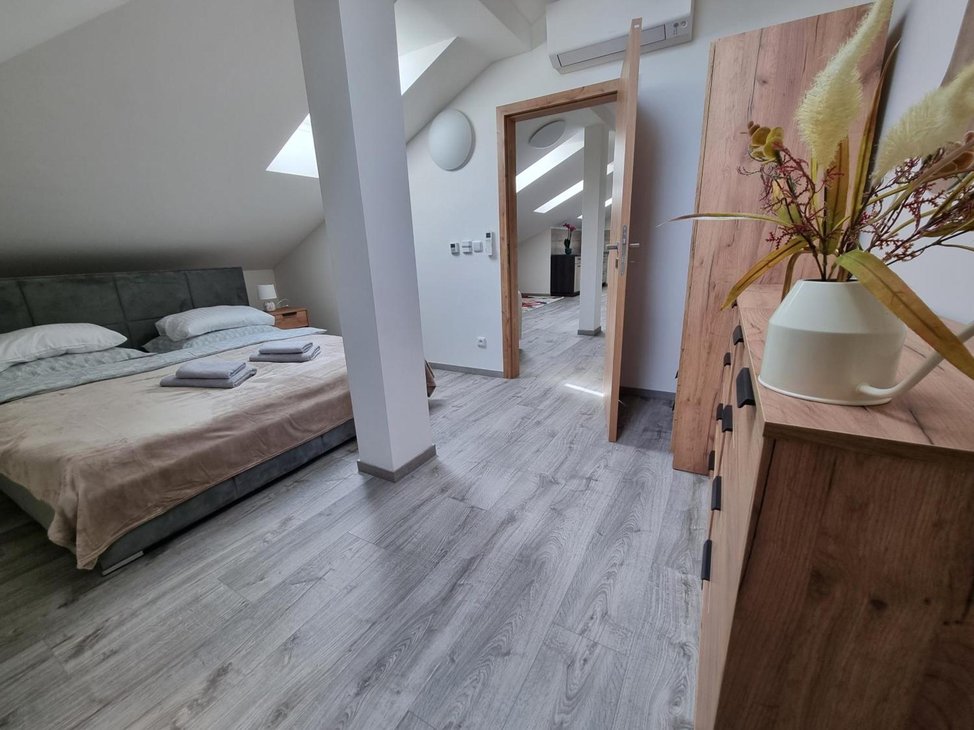 Apartament Moderni Podkrovni 2kk U Namesti S Klimatizaci Hradec Králové