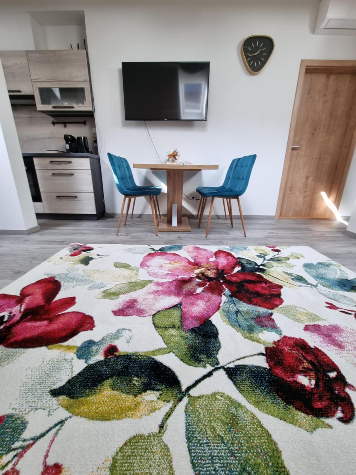 Apartament Moderni Podkrovni 2kk U Namesti S Klimatizaci Hradec Králové