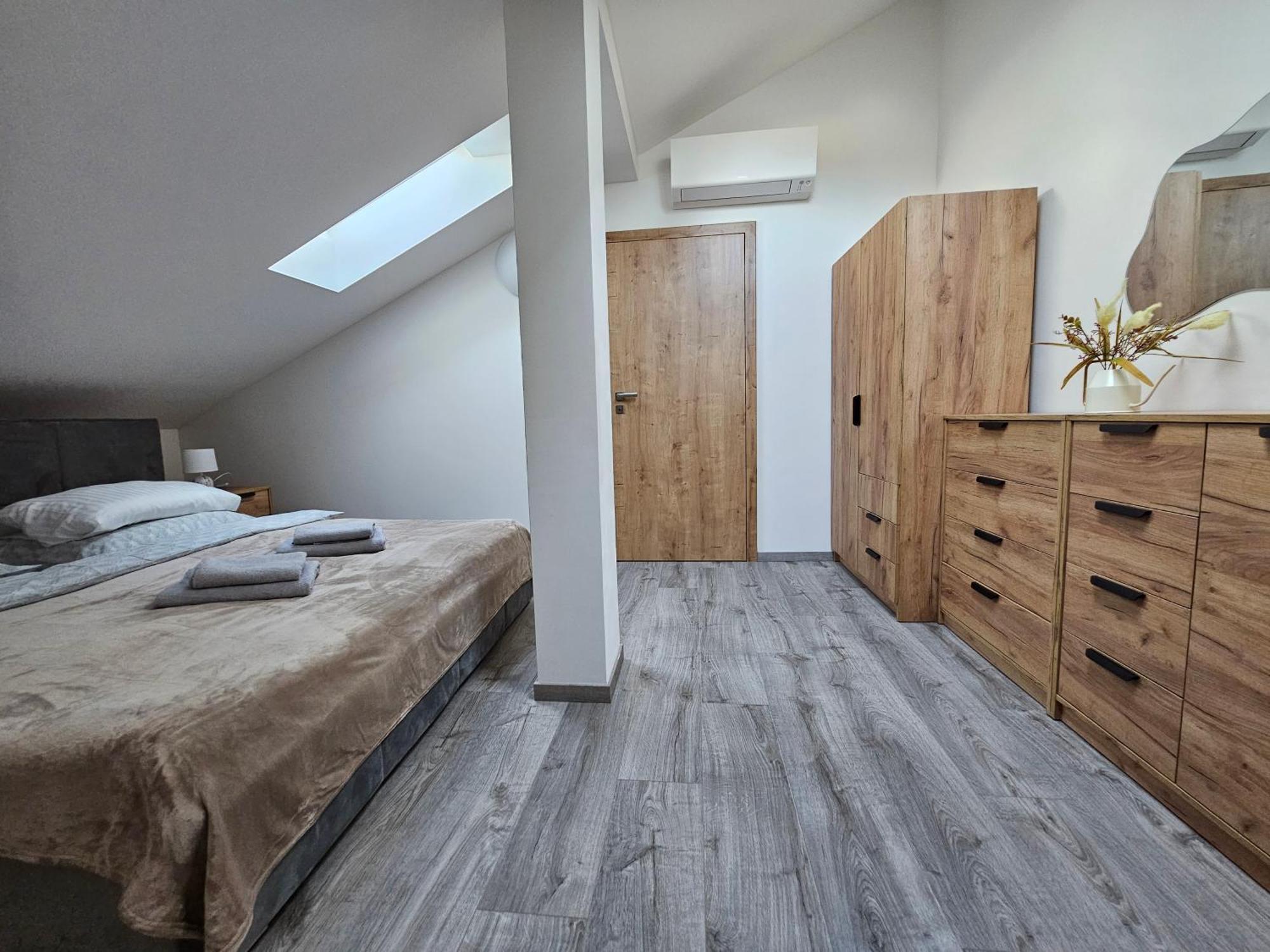 Apartament Moderni Podkrovni 2kk U Namesti S Klimatizaci *