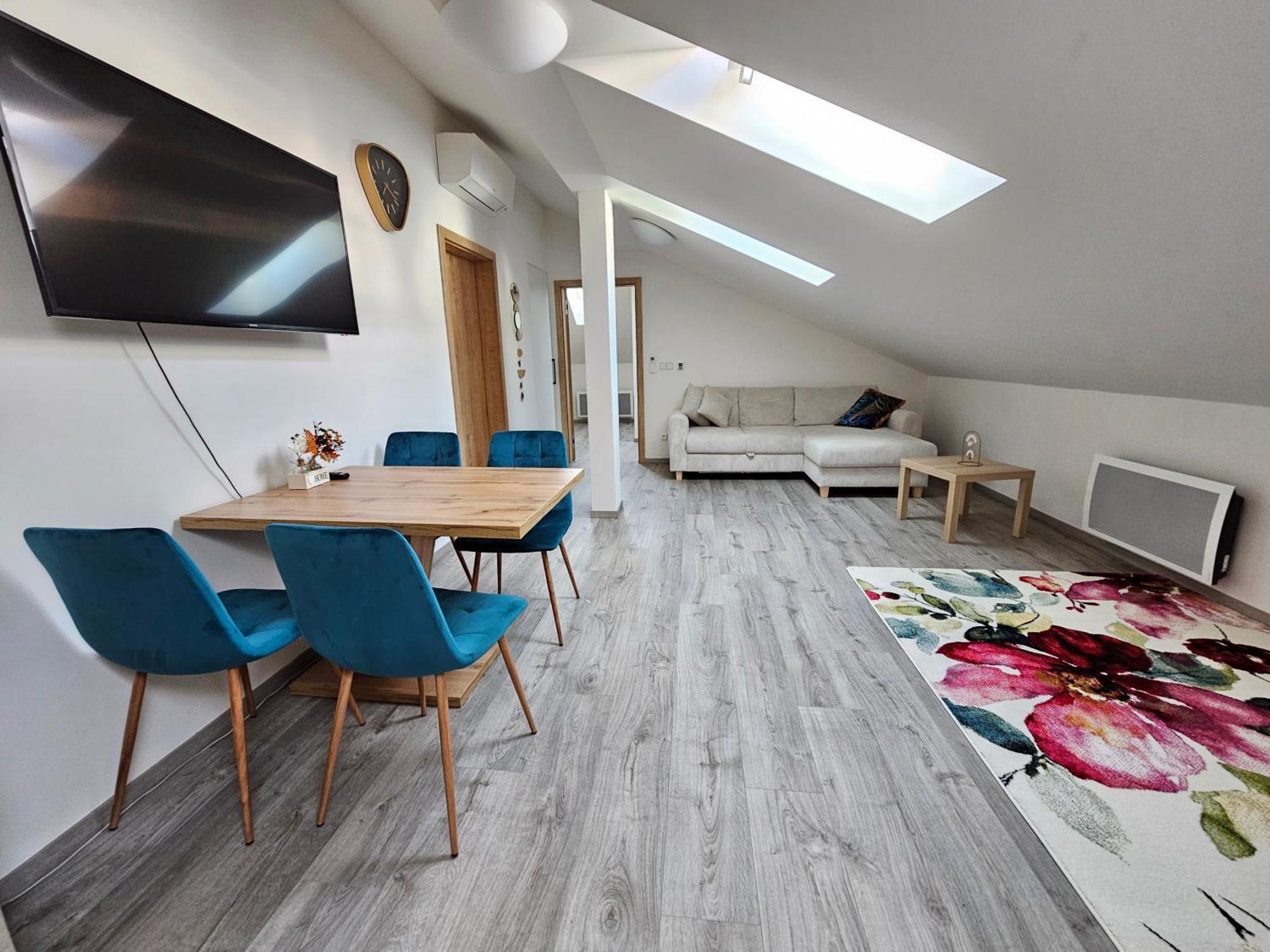 Apartament Moderni Podkrovni 2kk U Namesti S Klimatizaci *