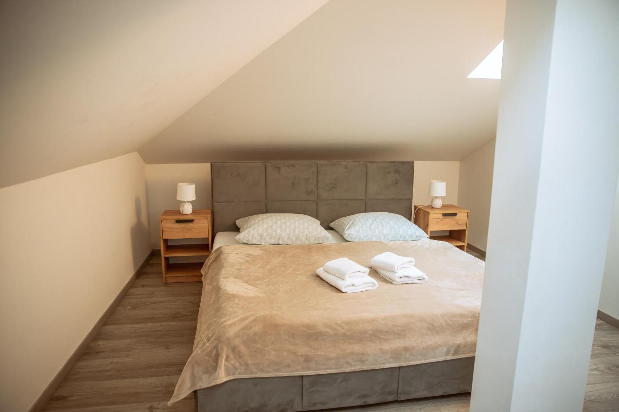 Moderni Podkrovni 2kk U Namesti S Klimatizaci Apartament