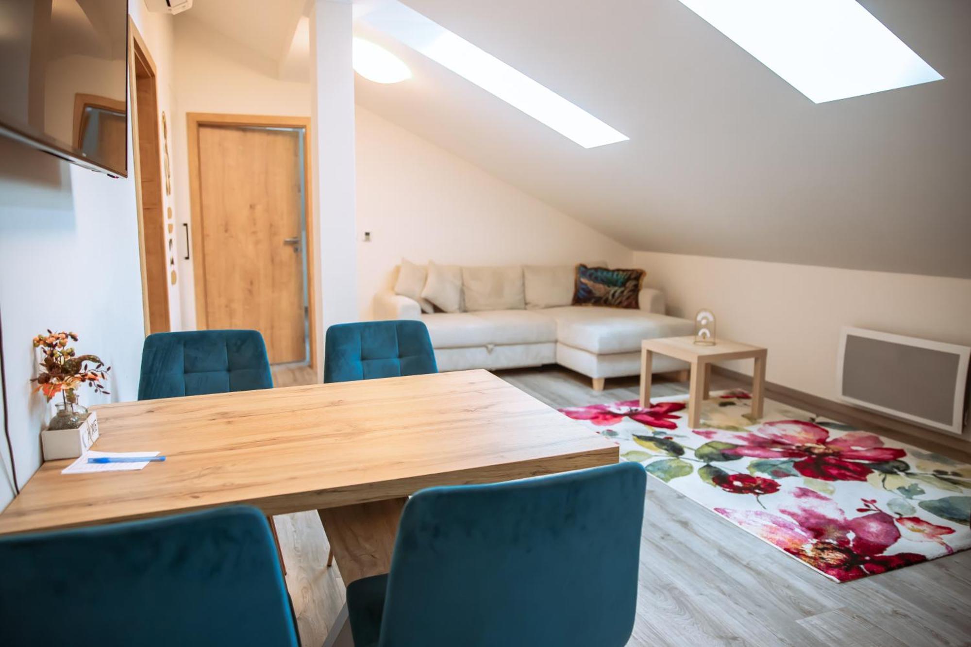 Moderni Podkrovni 2kk U Namesti S Klimatizaci Apartament