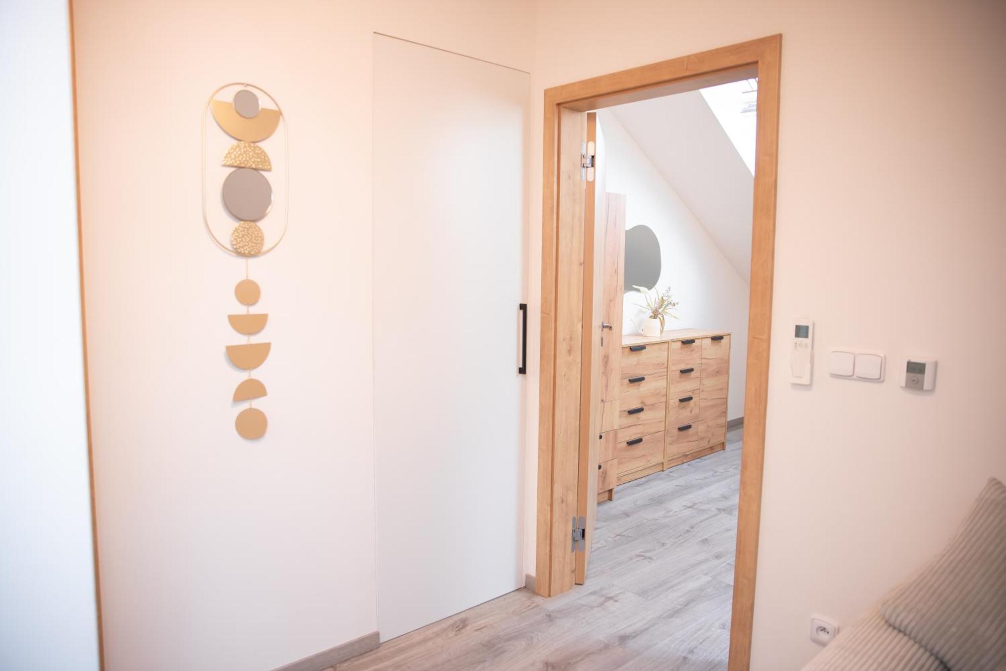 Moderni Podkrovni 2kk U Namesti S Klimatizaci Hradec Králové